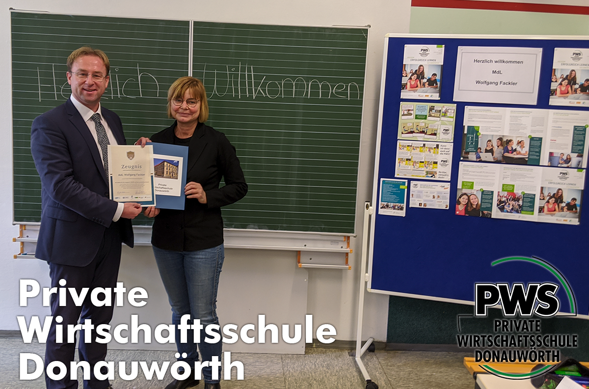 Schulleiterin Gabriele Braun überreicht MdL Wolfgang Fackler sein Zeugnis über die sehr erfolgreiche Teilnahme am Tag der Freien Schulen