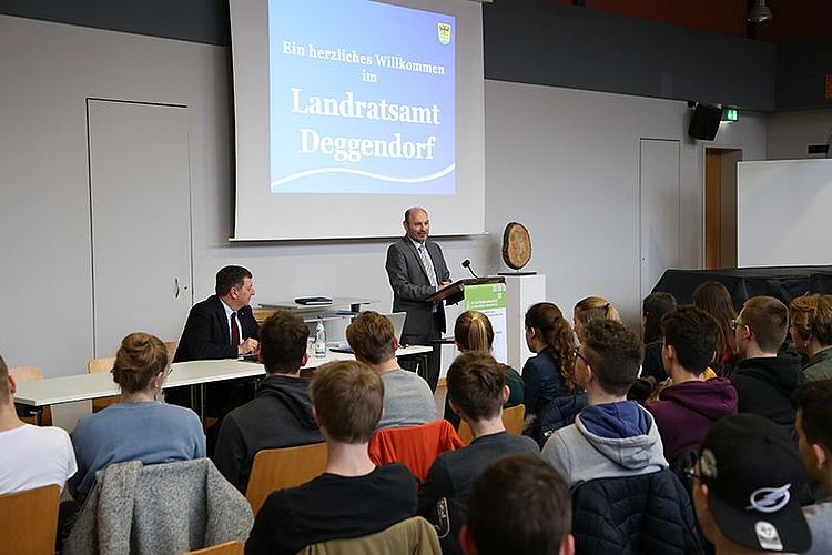 Landrat Christian Bernreiter schenkt Niederalteicher Schülern eine Stunde