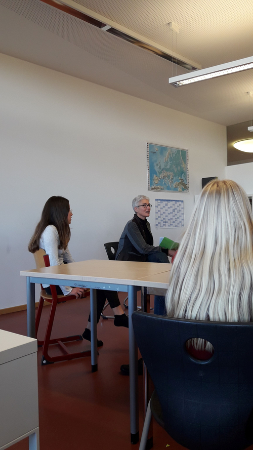 Kommunalpolitikerin Martina Neubauer schenkt Biberkor eine Unterrichtsstunde