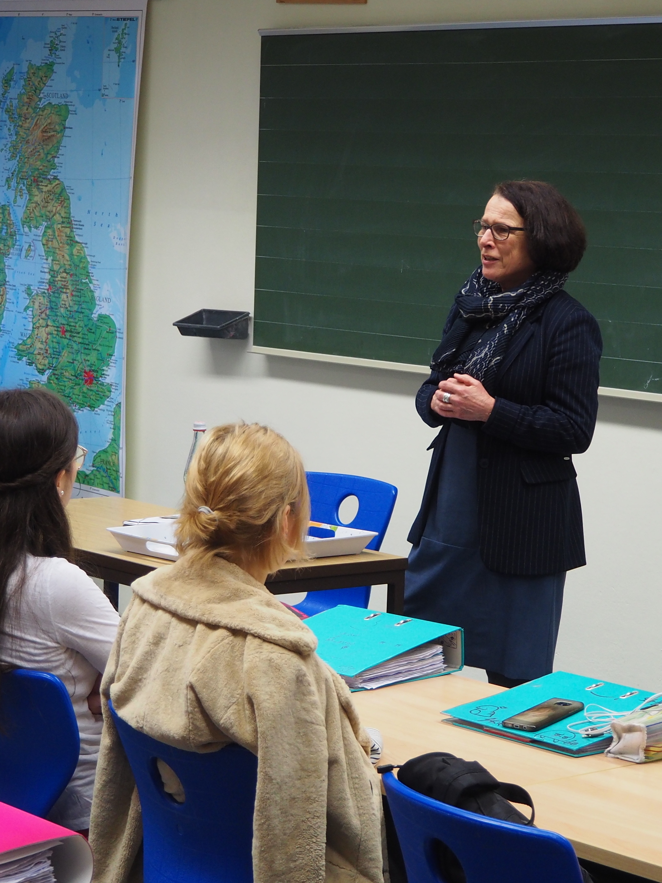 Die Bürgermeisterin Gertrud Maltz-Schwarzfischer übernimmt eine Unterrichtsstunde und beantwortete Schülerfragen am Tag der freien Schulen. Hier: In der Regensburger Fremdsprachenschule.