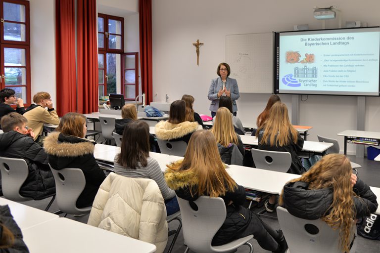 Zu Besuch bei den Abschluss-Schülerinnen und -Schüler des Sozialzweiges der Maria-Ward-Realschule Eichstätt