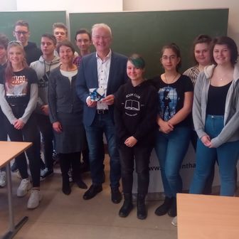 Amtsinhaber Oberbürgermeister Alexander Putz mit den Schülerinnen und Schülern des Gymnasiums Seligenthal