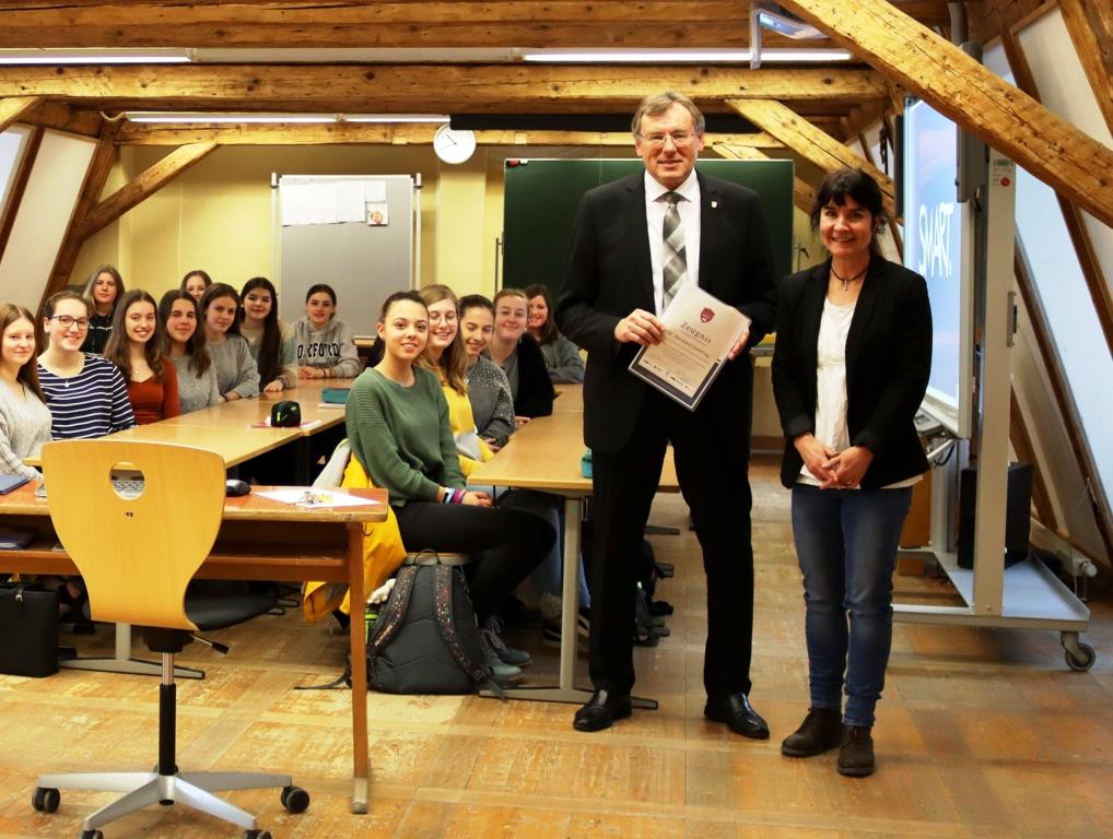Oberbürgermeister Dr. Bernhard Gmehling & die Klasse 10a der Maria-Ward-Realschule Neuburg