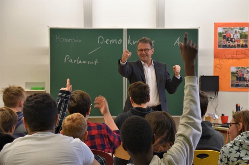 Landrat Thomas Karmasin gab am „Tag der Freien Schulen“ eine Unterrichtsstunde im Landschulheim Grunertshofen. 